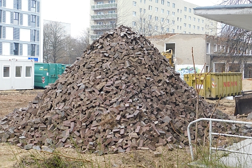 groer Steinhaufen vor dem ehemaligen
                        Haupteingang