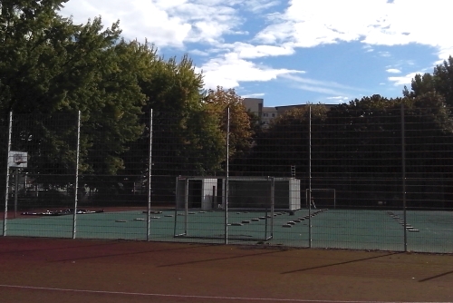 Foto vom Sportplatz, der nun zum Bauplatz
                        wird