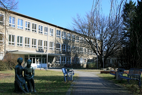 Schule von außen, Straßenansicht