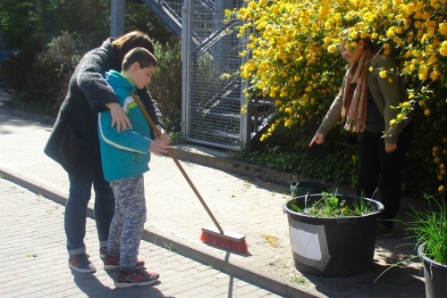 Schüler bei der Hofpflege