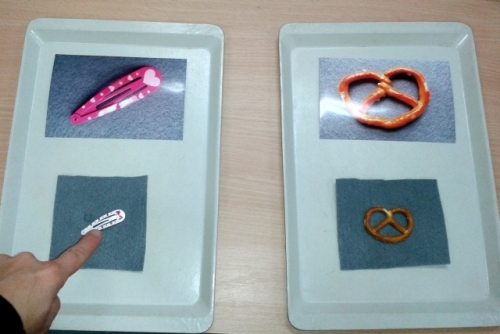 Foto Auswahl mit Realobjekten und Fotos