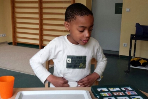 Schüler entscheidet sich mittels Talker im Schulladen