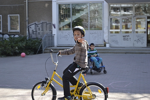 Schüler mit Fahhrad auf dem Schulhof