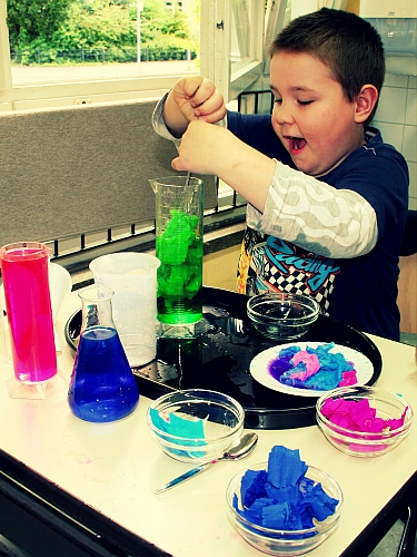 Experimente mit buntem Wasser